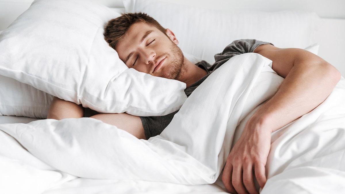 外刊阅读：Sleeping longer over the weekend is beneficial for health