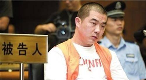 灭门惨案震惊：男主人杀全家六口，行刑前诡异微笑，十一年后回望