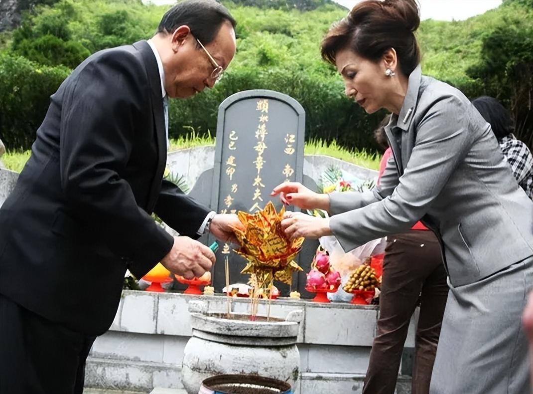 蒋孝勇深夜携两人祭父，面对蒋经国遗体，两人泪如雨下